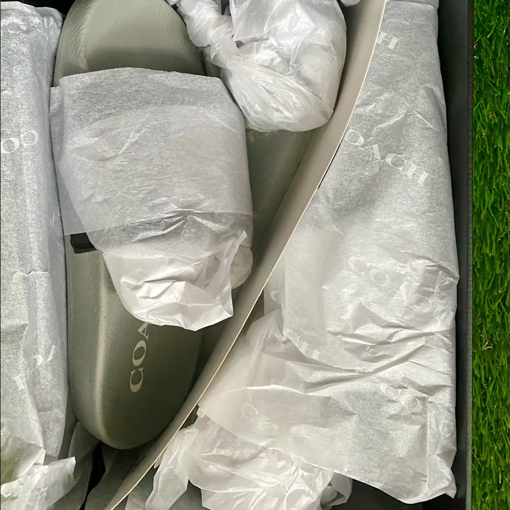 Coach Pocket Pool Slides, Black, 7, New - Picture 9 of 12